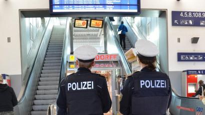Symbolbild: Bundespolizei
Bundespolizisten legen renitenten Senior nach Belästigung junger Mädchen und Ohrfeigen eines Bahnarbeiters Handschellen an.
