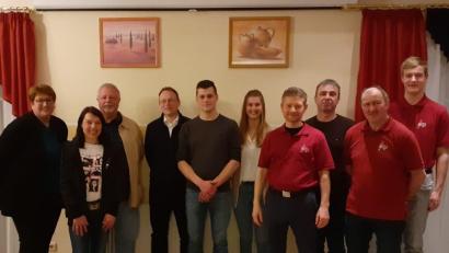 Bild: Jürgen Lößl/exb
Der Musikverein Dieterskirchen hat einen neuen Vorsitzenden. Albert Vetter (Dritter von links) stellte sich für diese Aufgabe zur Verfügung. Bürgermeisterin Anita Forster (links) freute sich, dass damit der Fortbestand des Vereins gesichert ist.