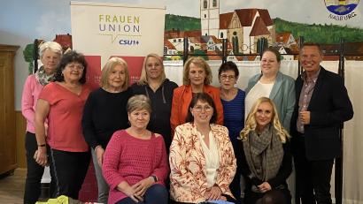 Bild: Maria Nässl/exb
Die Vorstandschaft der Frauen-Union Nabburg mit CSU-Stadtrat Hans-Georg Dobler: An der Spitze steht weiterhin Marianne Forster (vorne Mitte).