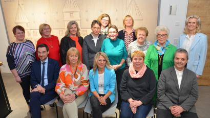 Bild: dob
Mit Vorsitzender Michaela Reger (vorne, Mitte) ist eine Aufbruchstimmung in der Frauen-Union zu spüren. Neu sind auch die stellvertretenden Vorsitzenden Sabine Kallmeier (vorne, Zweite von links) und Barbara Wutzlhofer (vorne, Zweite von rechts). Margit Uschold aus Oberlind (hintere Reihe, Zweite von links) gehört seit 35 Jahren zur Gemeinschaft.