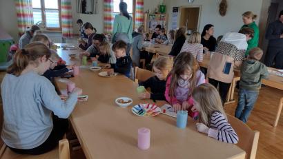 Bild: bk
Kinder, Mütter und Omas waren mit Eifer bei der Sache