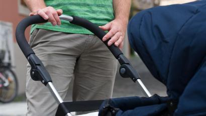 Bild: Inga Kjer/dpa
Ein junger Vater mit einem Kinderwagen (Symbolbild).