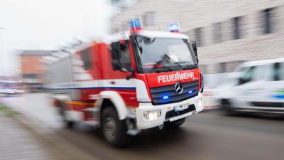 Symbolbild: Julian Stratenschulte/dpa
Die Feuerwehr konnte den Brand in Marktredwitz rasch löschen.