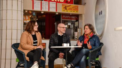 Bild: Petra Hartl
Sinah Mönch vom CJD-Jugendmigrationsdienst, Andreas Wörz vom Ringtheater und Martina Hiesl, Vorsitzende des CJD-Fördervereins, organisieren gemeinsam die interkulturelle Filmnacht am 30. April in Amberg.