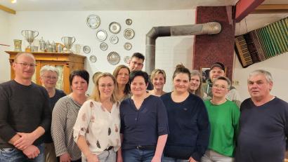Bild: Hofstetter/exb
Der neu gewählte Vorstand der Dorfgemeinschaft Guteneck setzt sich zusammen aus (vorne, von links) Stefan Schmal, Gabi Bauer, Gerlinde Renz, Daniela Beer, Sabrina Hofstetter, Sandra Lottner und Albert Zeitler sowie (hintere Reihe, von links) Rita Wiederspick, Sonja Höger, Roland Kederer, Bianca Hösl, Barbara Hanauer und Christian Hofstetter.