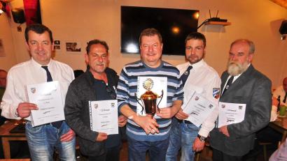 Bild: whü
Sie sind die besten Schützen der Sportschießgruppe: Wolfgang Ackermann, Markus Günther, Michael Ackermann, Matthias Pirner und Sportschießwart Manfred Kauper (von links).
