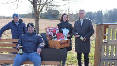 Bild: Stadt Tirschenreuth/exb
Karl und Florian Maschauer von der gleichnamigen Stadtbäckerei, Katrin Demleitner, stellvertretende Leiterin der Tourist-Info, und Bürgermeister Franz Stahl (von links) eröffneten die „Picknick-Kerwl“-Saison. Seit heuer gibt es eine neue Station am Wolfenstein (Hintergrund).