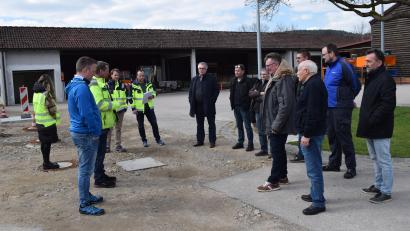 Bild: bnr
Nach dem Einbau eines Ölabscheiders wird der Innenhof des Bauhofes neu geteert. Der Bauausschuss machte sich vor Ort ein Bild von den Gegebenheiten.