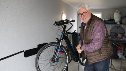 Bild: prh
Der passionierte Radfahrer Rupert Troppmann erklärt, auf was man vor der ersten Ausfahrt mit seinem Fahrrad achten sollte.