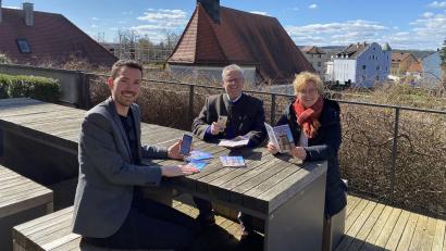 Bild: Maria Schuierer/exb
Kulturamtsleiterin Susanne Lehnfeld, Oberbürgermeister Andreas Feller und Touristiker Johannes Lohrer (von rechts) stellten das neue Führungsprogramm vor.