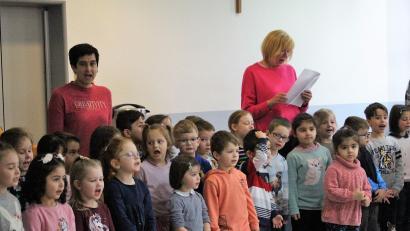 Bild: Dagmar Williamson [dwi] 
Die Kinder im Kindergarten Caritas Marienheim bekommen jeden Freitag Gesangsunterricht mit Unterstützung durch Kirchenorganist Bernhard Müllers. Für das Osterfest präsentierten die Kleinen "Stups, der kleine Osterhase".