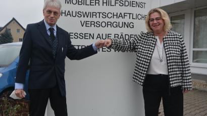 Bild: jr
AWO-Kreisvorsitzender Edwin Ulrich stellt die neue Geschäftsführerin des AWO-Kreisverbands Tirschenreuth, Heike Laube, vor.