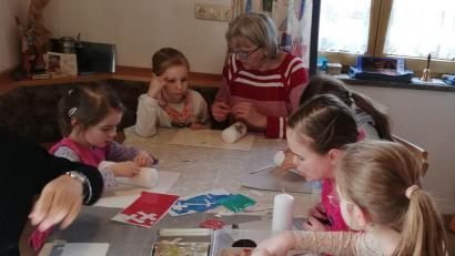 Bild: le
Die Kinder beim Basteln.