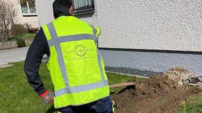 Bild: Deutsche Giga Access/exb
Damit nun überhaupt einmal was vorangeht, hat die Deutsche Giga Access mit dem Setzen der Hausanschlüsse und den Leitungsarbeiten bis zur Grundstücksgrenze begonnen.