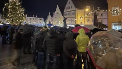 Archivbild: jus
Eine Anti-Impf-Demo wie diese hier am 28. Dezember 2021 auf dem Schwandorfer Marktplatz war Auslöser für Bußgeldbescheide an die Initiatoren.