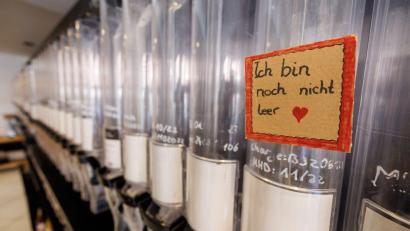 Bild: Daniel Karmann/dpa
"Ich bin noch nicht leer" steht auf einem Schild an einem Lebensmittelspender im Unverpackt-Laden „ZeroHero“.