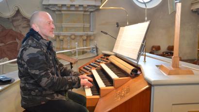Bild: dob
Hans-Josef Völkl sitzt seit 40 Jahren Woche für Woche bei den Gottesdiensten in der Region an der Orgel. Seine Leidenschaft gehört aber auch den weiß-blauen Löwen in München: Sogar sein Auto trägt das Kennzeichen NEW-F-1860.