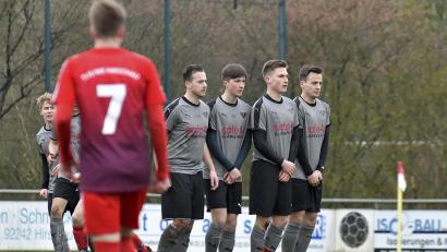 Bild: Hubert Ziegler
Die DJK Ensdorf mit (von links) Kapitän Stefan Grabinger, Maximilian Metz, Christian Kleber und Julian Trager steht wieder unter Druck.