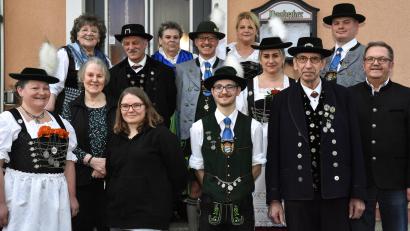 Bild: Stephan Huber
Der neue Vorstand von Hoamatland: Marion Pfab, Gerlinde Müller, Nadine Schmidt, Maximilian Pfab, Eckehard Papenfuß, Bürgermeister Martin Preuß (vorne von links), Franziska Pfab, Peter Baringer, Anja Gebhardt, Stefan Schmid, Ingrid Ruscheinski, Annette Reil und Maximilian Wichmann.