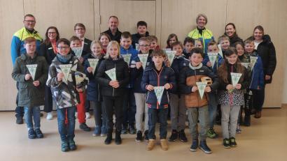 Bild: hah
Stolz zeigen die Kinder der 4. Jahrgangsstufe der Grundschule Ebermannsdorf ihre Wimpel. Ihnen gratulieren (hinten, von links): Markus Neumeyer, Amelia Gräf, Niklas Giedl, Bürgermeister Erich Meidinger, Saskia Ram-Höcherl, Katja Kuhn und Klassenleiterin Christiane Finsterer.