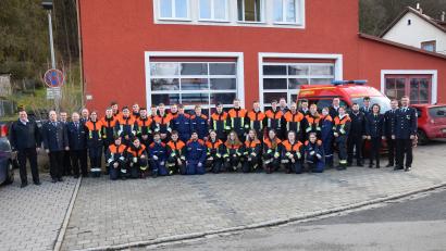 Bild: bö
31 junge Leuten aus den Feuerwehren Hohenburg, Mendorferbuch-Egelsheim, Allersburg-Berghausen und Ransbach schließen das Basismodell der Modularen Truppausbildung erfolgreich ab. Dazu gratulieren die Feuerwehrvertreter, Kreisbrandrat Armin Daubenmerkl mit seinem Team sowie Bürgermeister Florian Junkes.