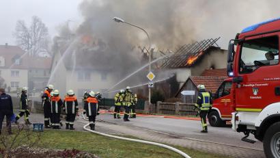 Bild: mfh
Mehrere Feuerwehren aus dem nordwestlichen Landkreis Amberg-Sulzbach bekämpften den Brand eines Anwesens in Holnstein bei Neukirchen.