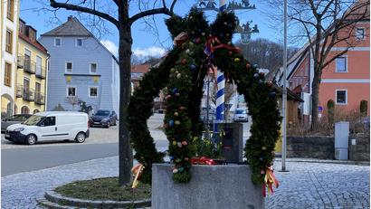 Bild: Josef Glas
Der Osterbrunnen ziert den Tännesberger Marktplatz.