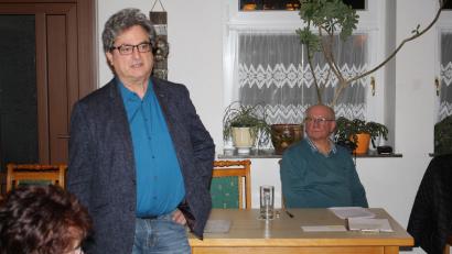 Bild: bjp
Ein digitales Gedächtnis für Pressath will die Stadt mit finanzieller Förderung des Freistaats schaffen. Bürgermeister Bernhard Stangl (stehend) informierte die Heimatpflegebundmitglieder (rechts Vorsitzender Eckhard Bodner) über das Projekt.