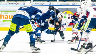 Bild: Elke Englmaier
Startschuss zum Play-off-Halbfinale zwischen den Blue Devils Weiden und den Saale Bulls Halle. Tomas Rubes (Zweiter von links) und seine Kollegen peilen im ersten Heimspiel am Samstag mit einem Sieg die Basis für den Einzug ins Finale an.