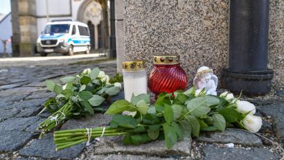 Bild: Florian Miedl. 
Die Wunsiedler legten weiße Rosen ab und stellten Kerzen auf.