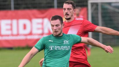 Archivbild: G. Büttner
Eine Szene aus dem Hinspiel: Sowohl der FC Weiden-Ost mit Alexander Sax (vorne) als auch Sebastian Dobmayer und die SpVgg Vohenstrauß sind in der Bezirksliga derzeit in blendender Verfassung.