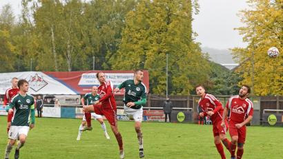 Archivbild: Gebert
Der SV Mitterteich ist über Ostern doppelt gefordert, am Samstag gegen Stadeln und am Montag in Erlangen-Bruck. Das Bild zeigt Mauricio Göhlert (Dritter von rechts) im Spiel gegen Saas Bayreuth beim Kopfball.