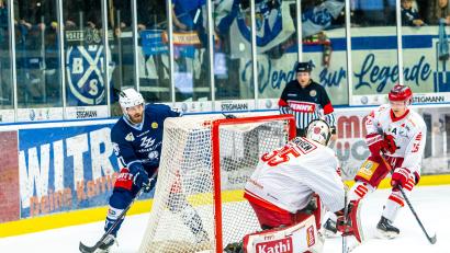 Bild: Elke Englmaier
Devils-Verteidiger Markus "Beppi" Eberhardt (links) schaltete sich immer wieder ins Angriffsspiel ein und trug sich beim 8:3-Sieg über Halle auch in die Torschützenliste ein.