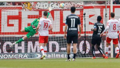 Bild: Daniel Löb/dpa
Regensburg-Keeper Jonas Urbig (M) war beim Magdeburger Führungstreffer chancenlos.