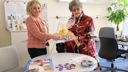 Bild: Klinikum/Dietl/exb
Christl Pelikan-Geismann (rechts) überreichte 150 Herzen für die Patienten der Integrativen Onkologie an Koordinatorin Annika Wawersig