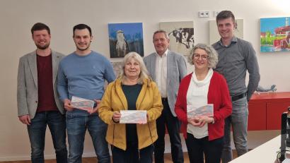 Bild: Stadt Auerbach/exb
Bei der Übergabe der Preise: (von links) Geschäftsleiter Matthias Edtbauer, David Ziegler (er nahm den Gewinn für seinen verhinderten Vater Harald Ziegler entgegen), Monika Forster, Bürgermeister Joachim Neuß, Angelika Scholz und Stadtkämmerer Jürgen Leißner.