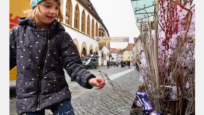 Bild: Petra Hartl
Amrei freut sich: Sie hat einen Schokohasen gefunden.