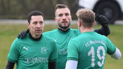 Bild: Büttner
Sie kommen derzeit aus dem Jubeln nicht mehr raus: Spielertrainer Florian Schrepel (von links), Dominik Forster und Niklas Strohbach freuen sich über den Treffer zum zwischenzeitlichen 3:1 gegen die SpVgg Vohenstrauß.