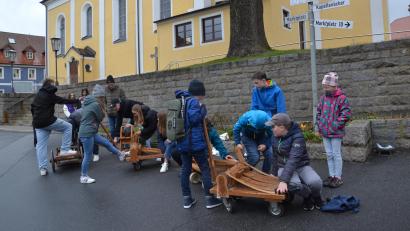 Bild: gi
Die Ministranten drehten kräftig am Karsamstag um 12 Uhr ihre Ratschn und riefen lautstarke den „Engel des Herrn“.