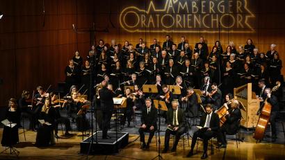 Bild: Petra Hartl
Der Amberger Oratorienchor und das Amberger Sinfonieorchester gemeinsam auf der Bühne im ACC: Am Karfreitag erklang im ACC die Johannespassion.