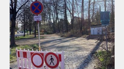 Bild: Wolfgang Zehend, Stadt Amberg/exb
Der gesperrte Parkplatz und Gehweg in der Jahnstraße. Dort sind Baumpflege- und Baumfällarbeiten notwendig, um die Verkehrssicherheit wieder herzustellen.