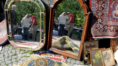 Symbolbild: Marijan Murat
Nürnberger Hofflohmärkte sind nicht nur Flohmärkte mit Kaufen und Verkaufen, sondern ein Event für den Stadtteil.