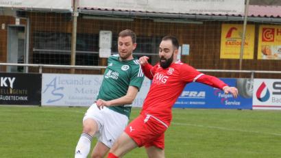 Bild: kro
Der SV Mitterteich und der FSV Stadeln trennten sich am Ostersamstag 1:1. Martin Bächer (links), hier im Zweikampf mit Gästespieler Athanasios Gkenios, gelang in der 90. Minute der Ausgleichstreffer.