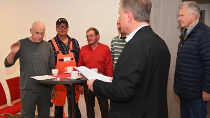 Bild: gf
Bürgermeister Hermann Böhm (vorne) vereidigte den neuen Feldgeschworenen Matthias Biller (inks) im Kreise von dessen in Poppenricht bestellten Kollegen (von rechts), Josef Weiß, Bertram Gebhard, Rudolf Gebhard und Manfred Schwab.
