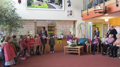 Bild: Ramona Pflaum/exb
Besuch der Vorschulkinder von Pleystein im Seniorenheim wohnen am Kreuzberg
