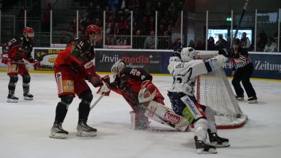 Bild: Christian Kaminsky
Die Blue Devils gewannen auch das zweite Halbfinal-Match gegen die Saale Bulls Halle. Hier bejubelt Tomas Rubes seinen Treffer zum 1:0.
