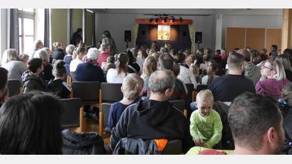Bild: Irmgard Schwarzmeier/exb
"Hermanns Kasperltheater" gastiert auf Einladung der AWO in Waidhaus.