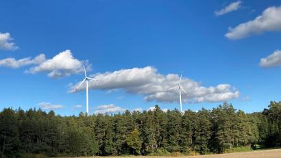 Bild: srö
Die Windräder an der „Hohen Straße“ bei Ursensollen erzeugen seit 2013 regenerativen Strom.