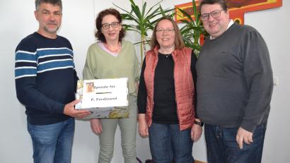Bild: gi
Beim Fastenessen kamen 500 Euro zusammen. Dieser Betrag in der Spendenbox wurde an den Vorsitzenden der Missionsbrücke Bernhard Rom (links) und Vorstandsmitglied Gabi Hagn (Zweite von rechts) durch Pfarrer Udo Klösel und PGR Angelika Hierold übergeben.