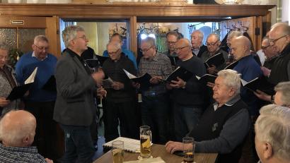 Bild: Markus Schuller/exb
Dass sie immer noch Spaß am gemeinsamen Singen haben, zeigten die Mitglieder des Männergesangvereins Bärnau unter der Leitung von Kurt Weiß (Zweiter von links) zu Beginn der Jahresversammlung der Sängergruppe Wiesau im Gasthof "zu Kalt'n" in Bärnau.